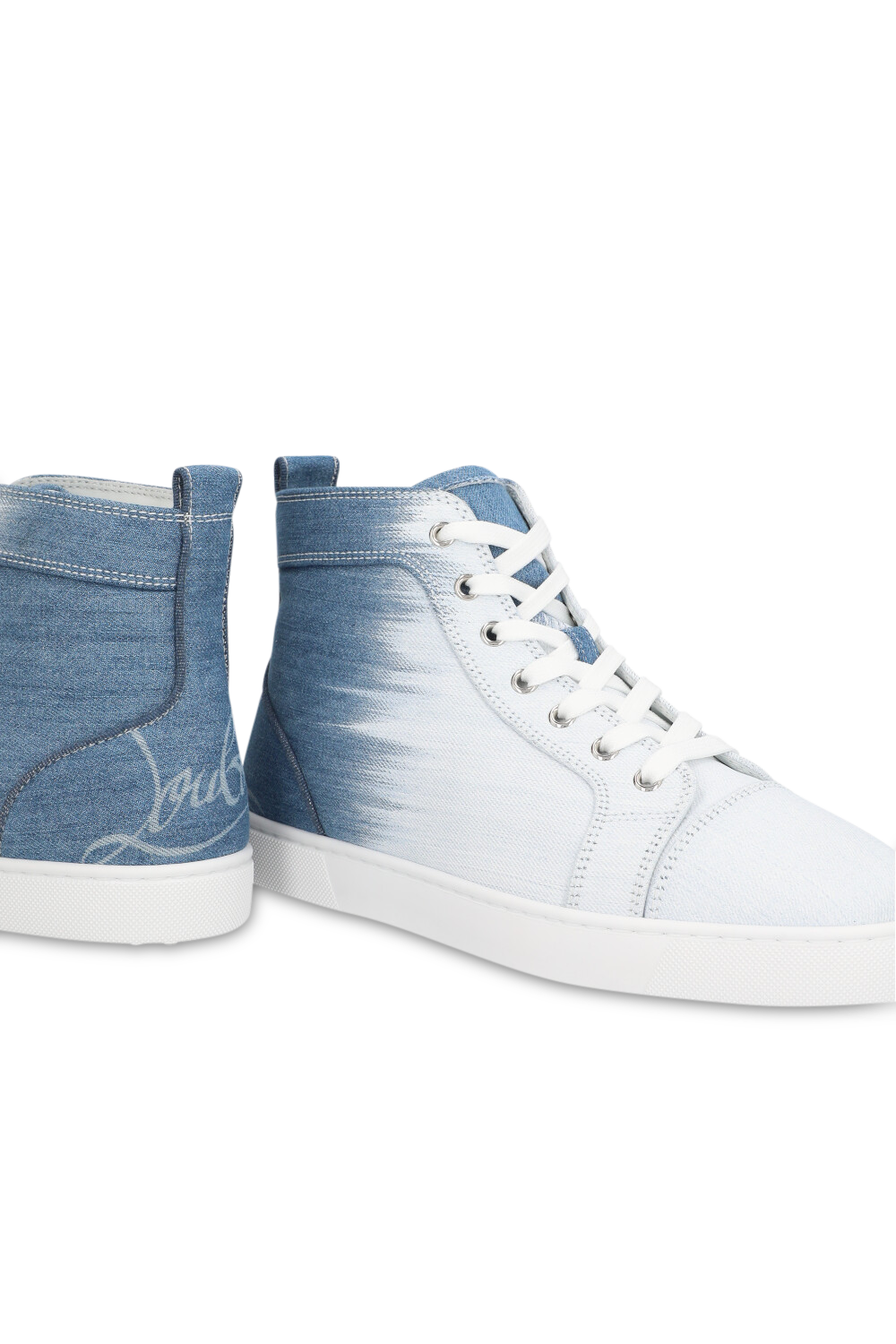 תמונת תקריב של נעלי סניקרס פאן לואי