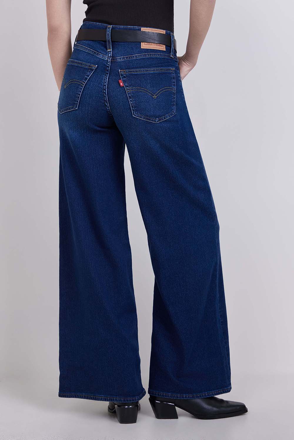 תמונת דוגמן אחורית של מכנסי ג'ינס 728 בגזרה רחבה