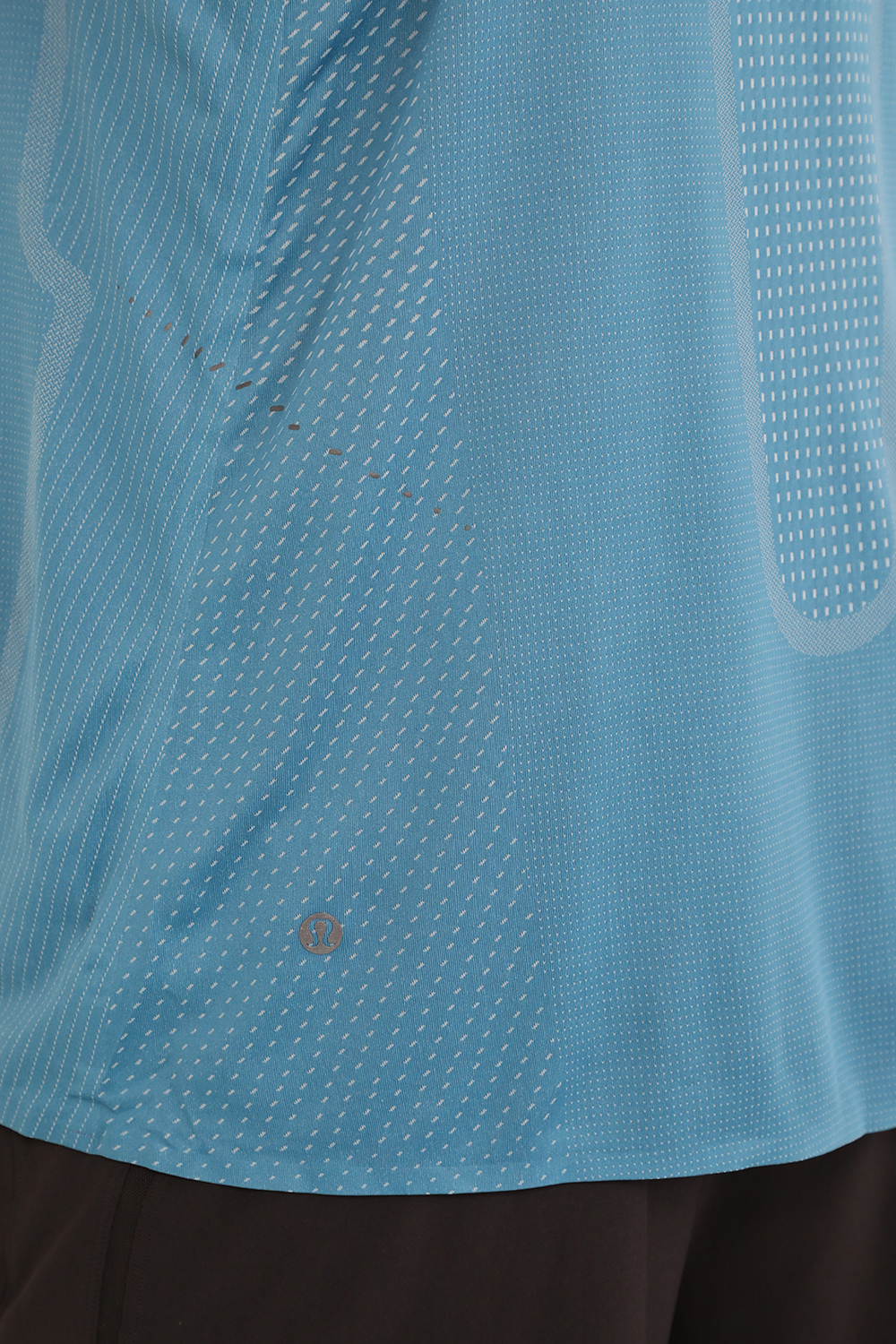 תמונת תקריב דוגמן של Fast and free Singlet Breathe