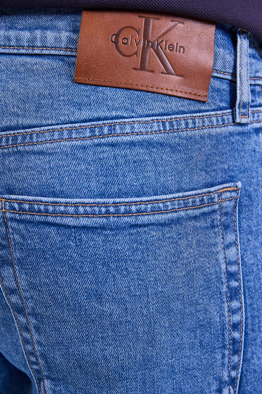 תמונת תקריב דוגמן של מכנסי ג'ינס בגזרת סלים