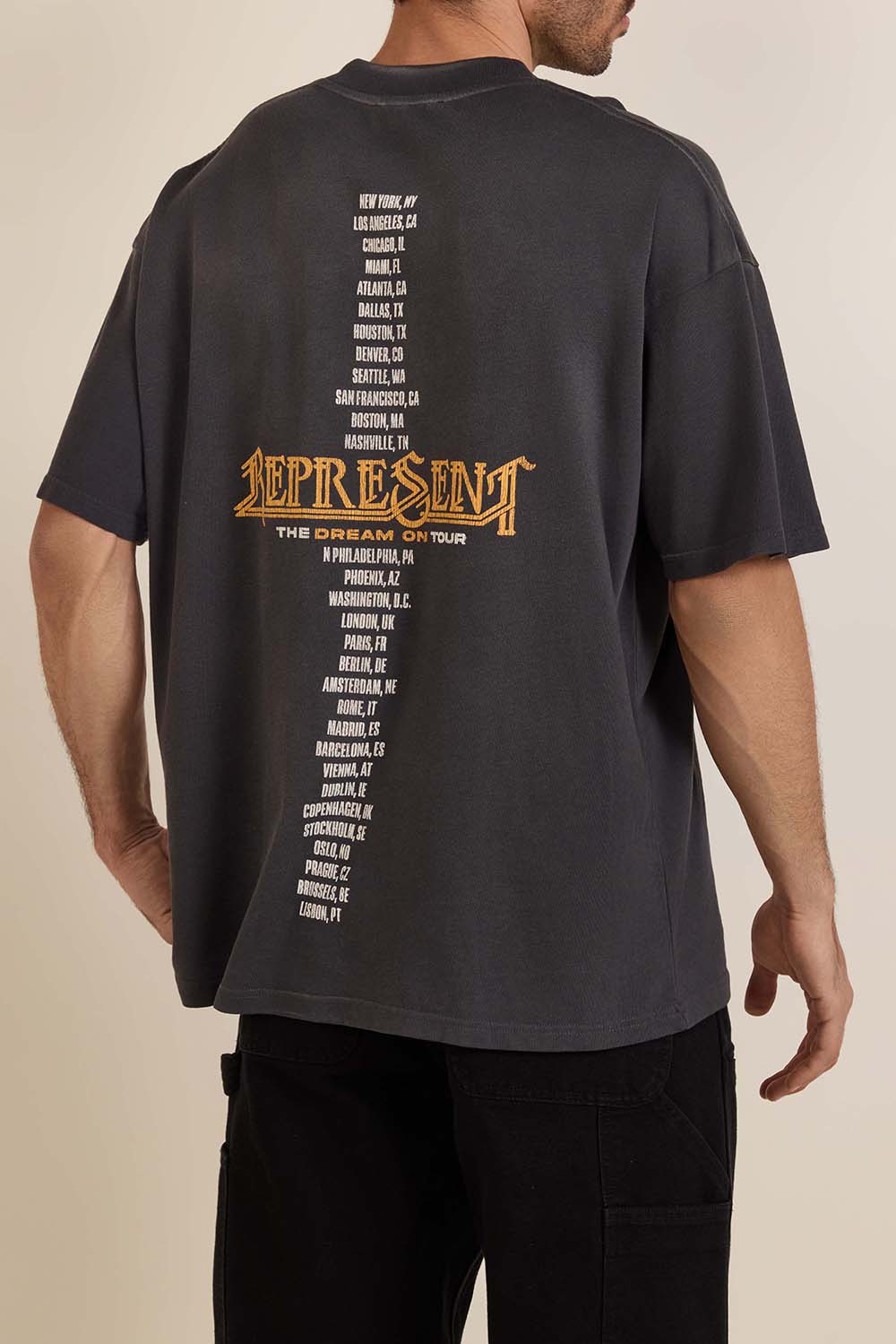 תמונת דוגמן אחורית של חולצת טי