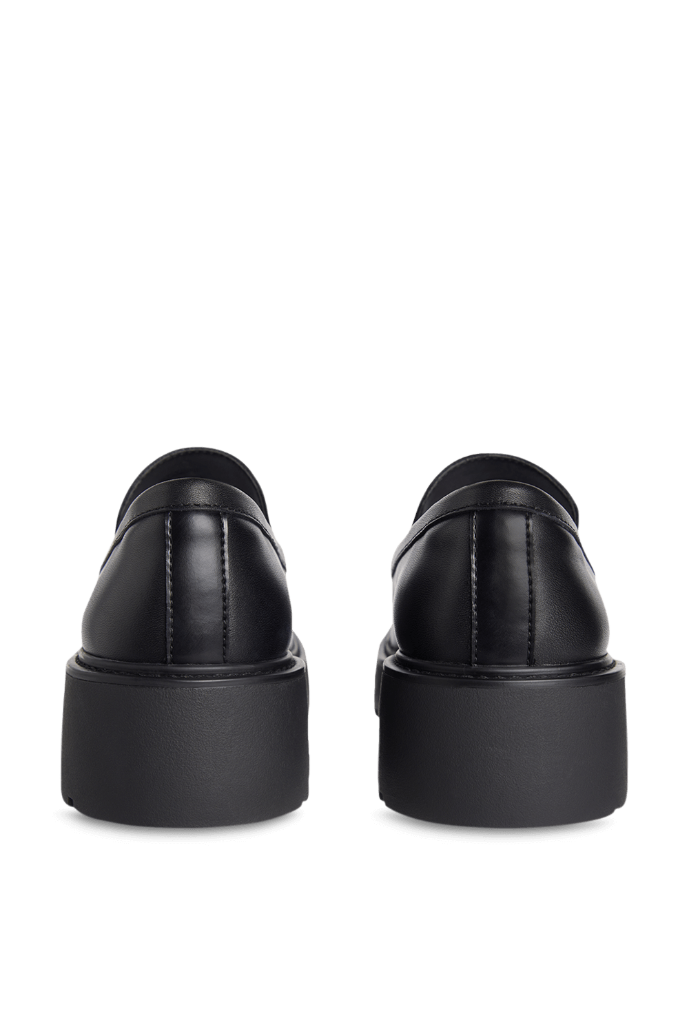 תמונת תקריב של נעלי מוקסינים פלטפורמה