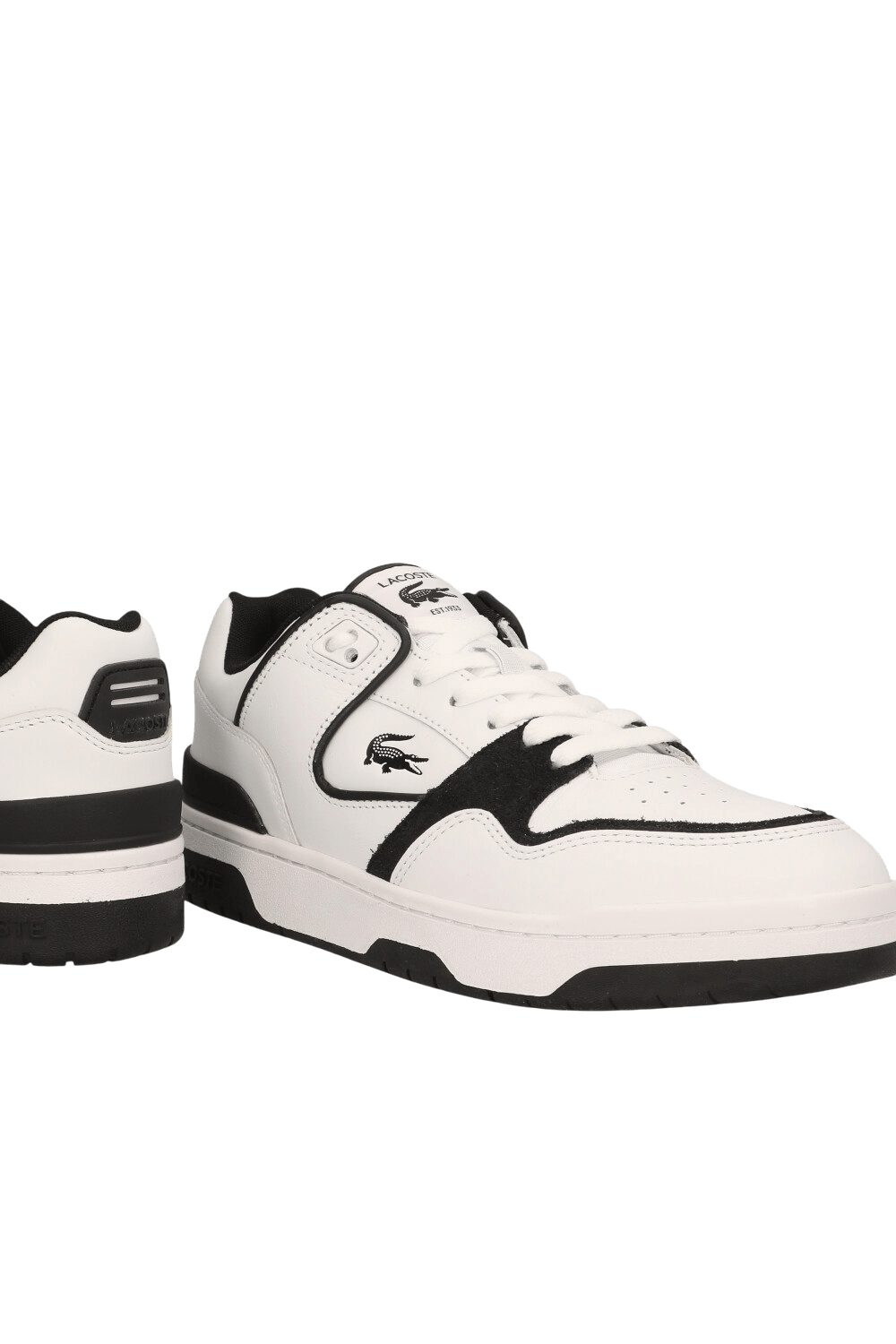 תמונת תקריב של נעלי סניקרס