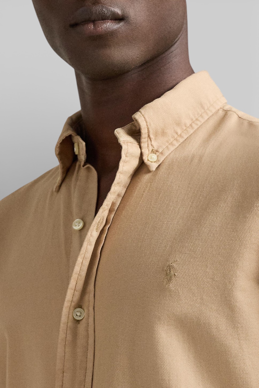 תמונת תקריב דוגמן של חולצה מכופתרת