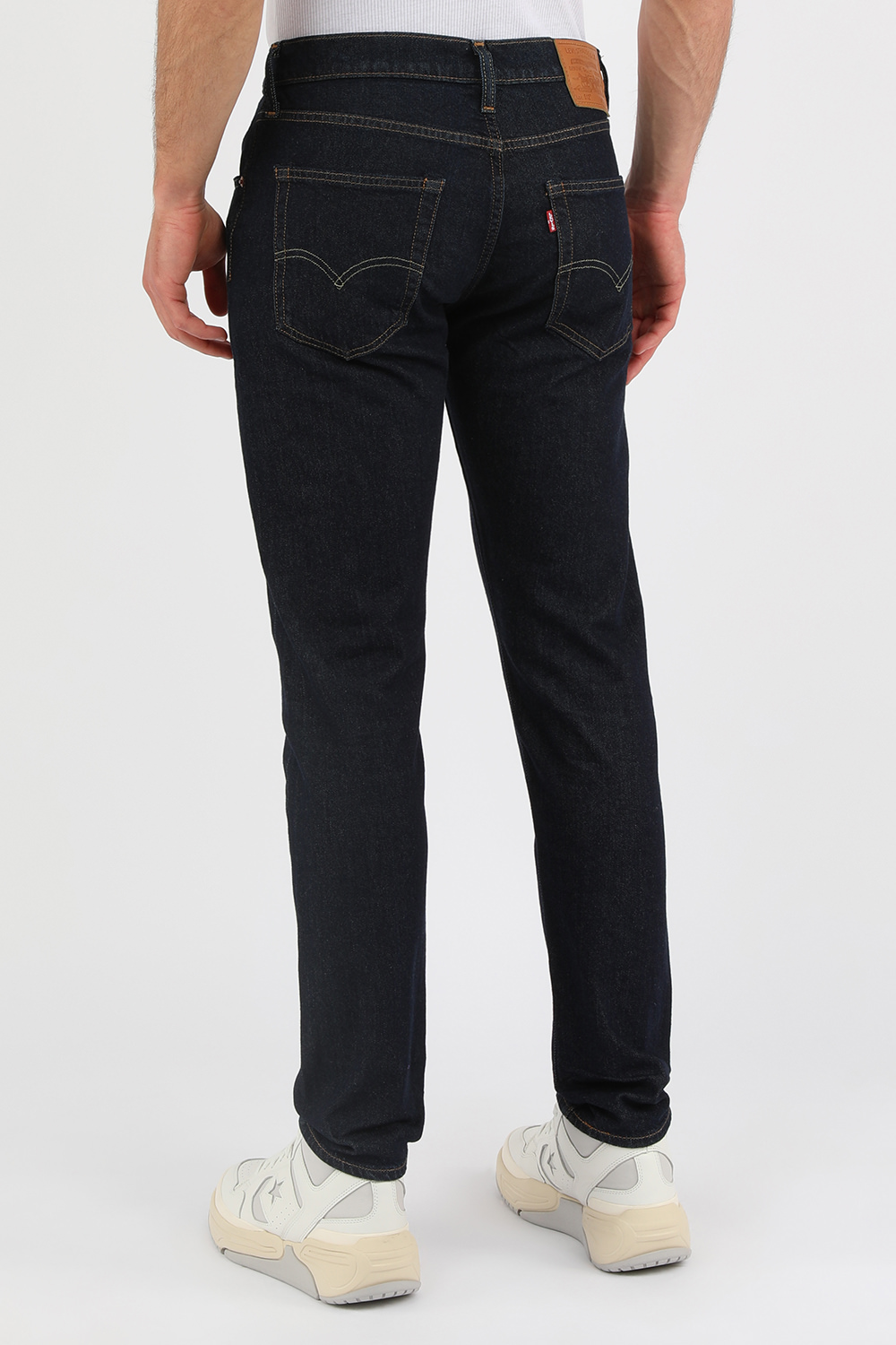 תמונת דוגמן אחורית של מכנסי ג'ינס 512 כהים