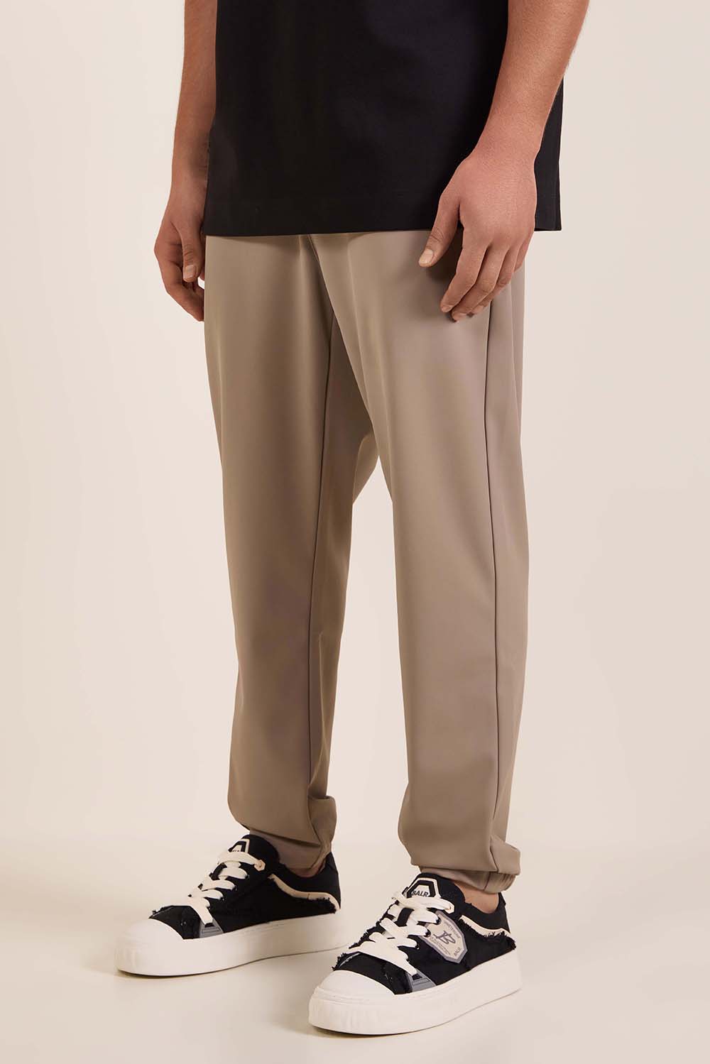 תמונת דוגמן קידמית של מכנסי צ'ינו