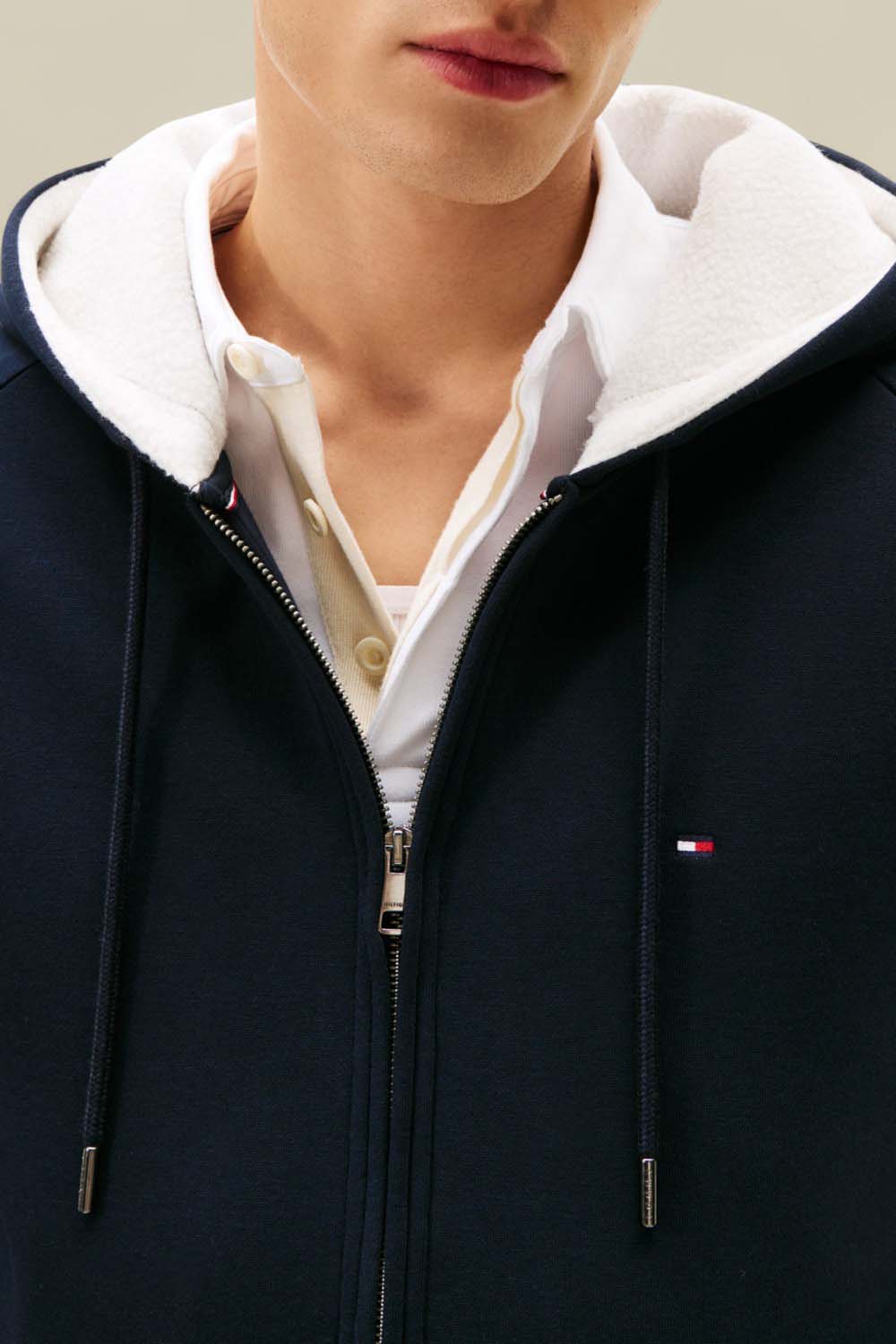 תמונת תקריב דוגמן של סווטשירט קפוצ'ון