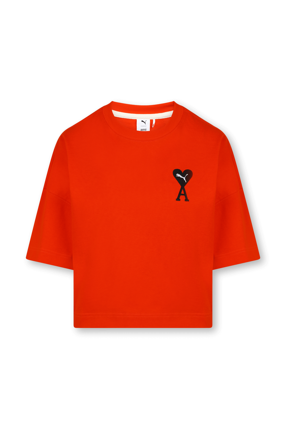 תמונה קידמית של פומה X אמי הודי חולצת טי אדומה