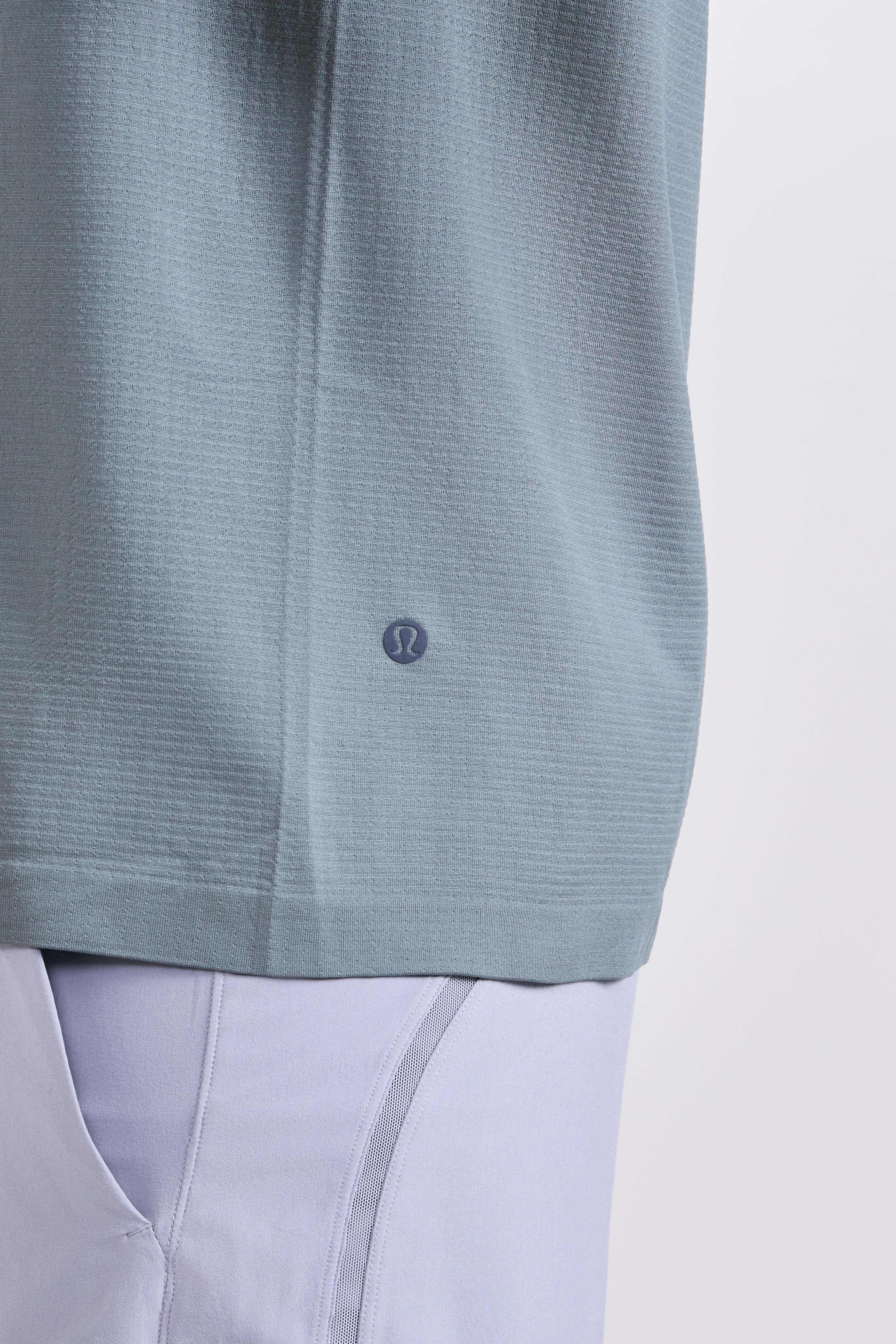 תמונת תקריב דוגמן של Metal Vent Tech Short Sleeve