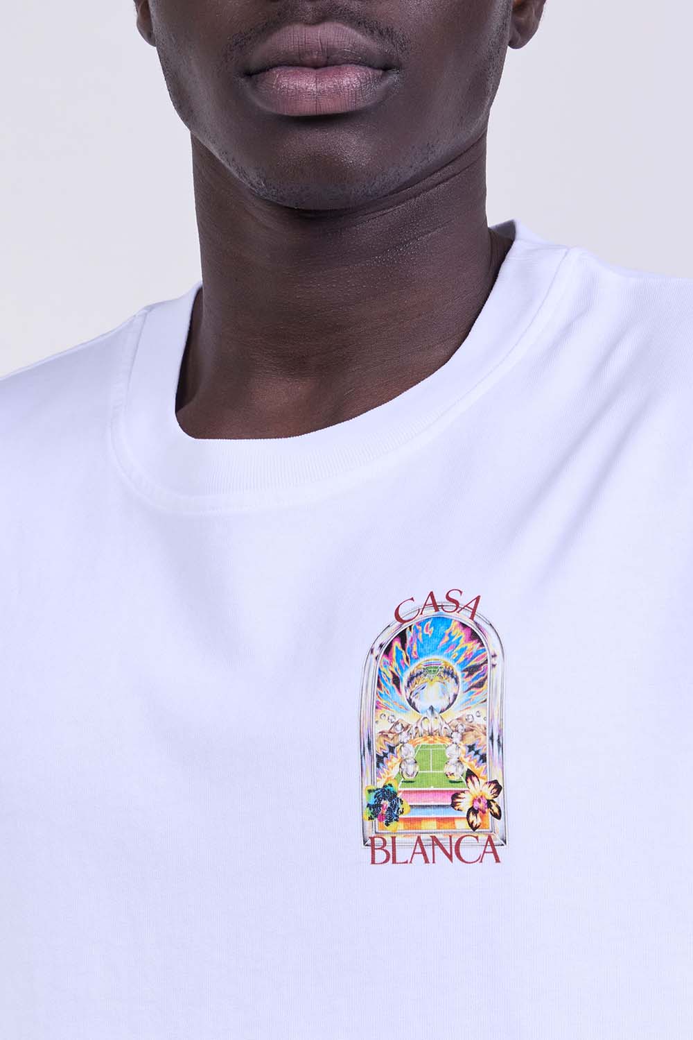 תמונת תקריב דוגמן של חולצת טי בגזרה משוחררת