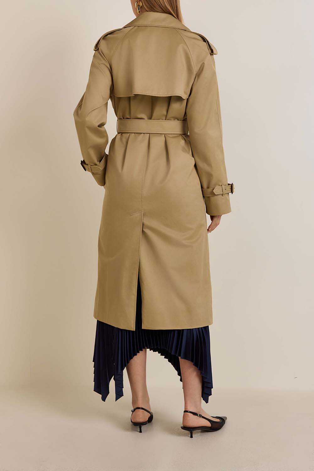 תמונת דוגמן אחורית של מעיל טרנץ'