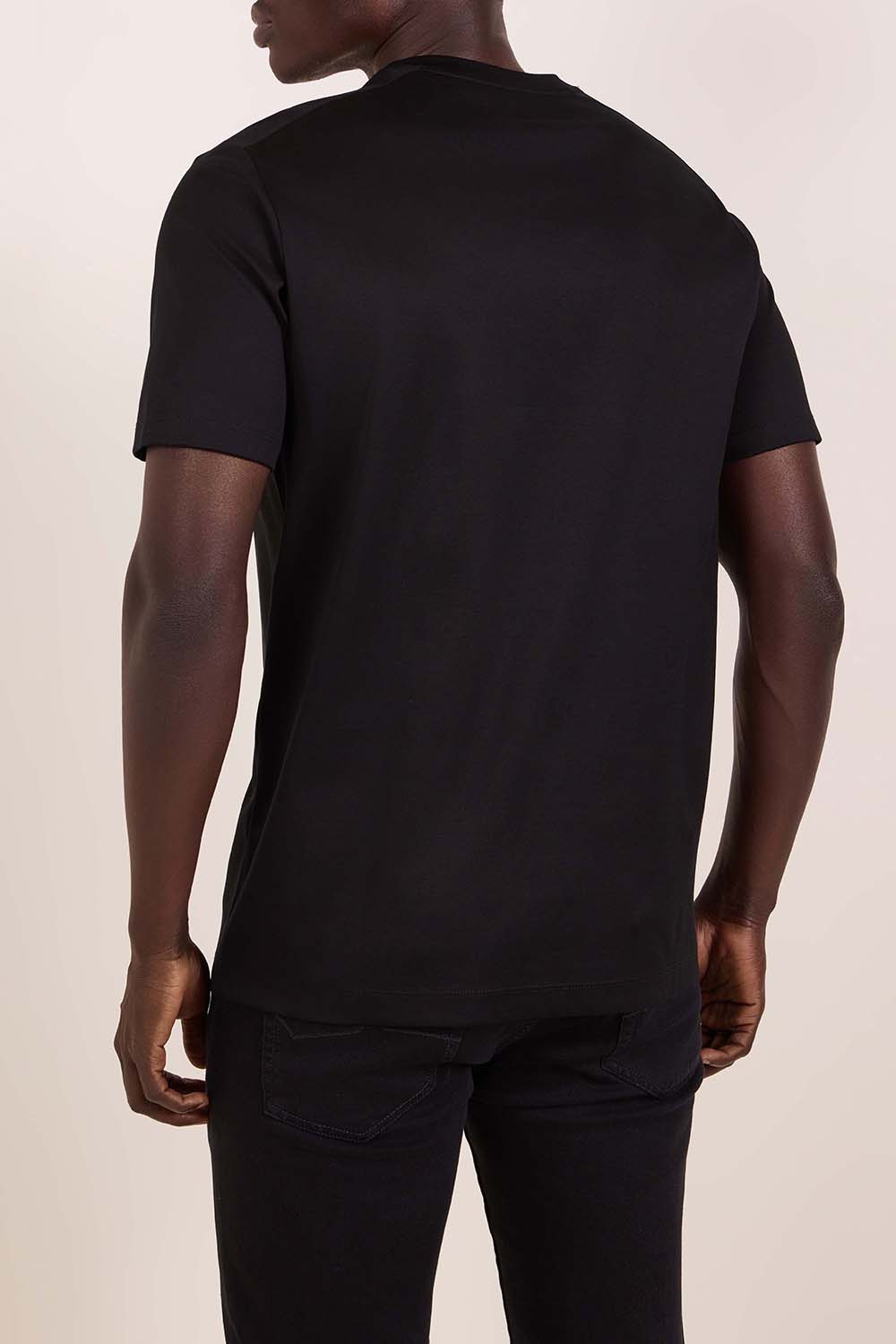 תמונת דוגמן אחורית של חולצת טי