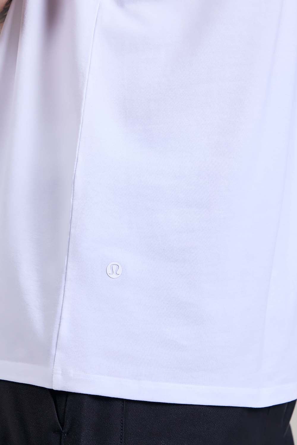 תמונת תקריב דוגמן של Organic Cotton Classic-Fit T-Shirt