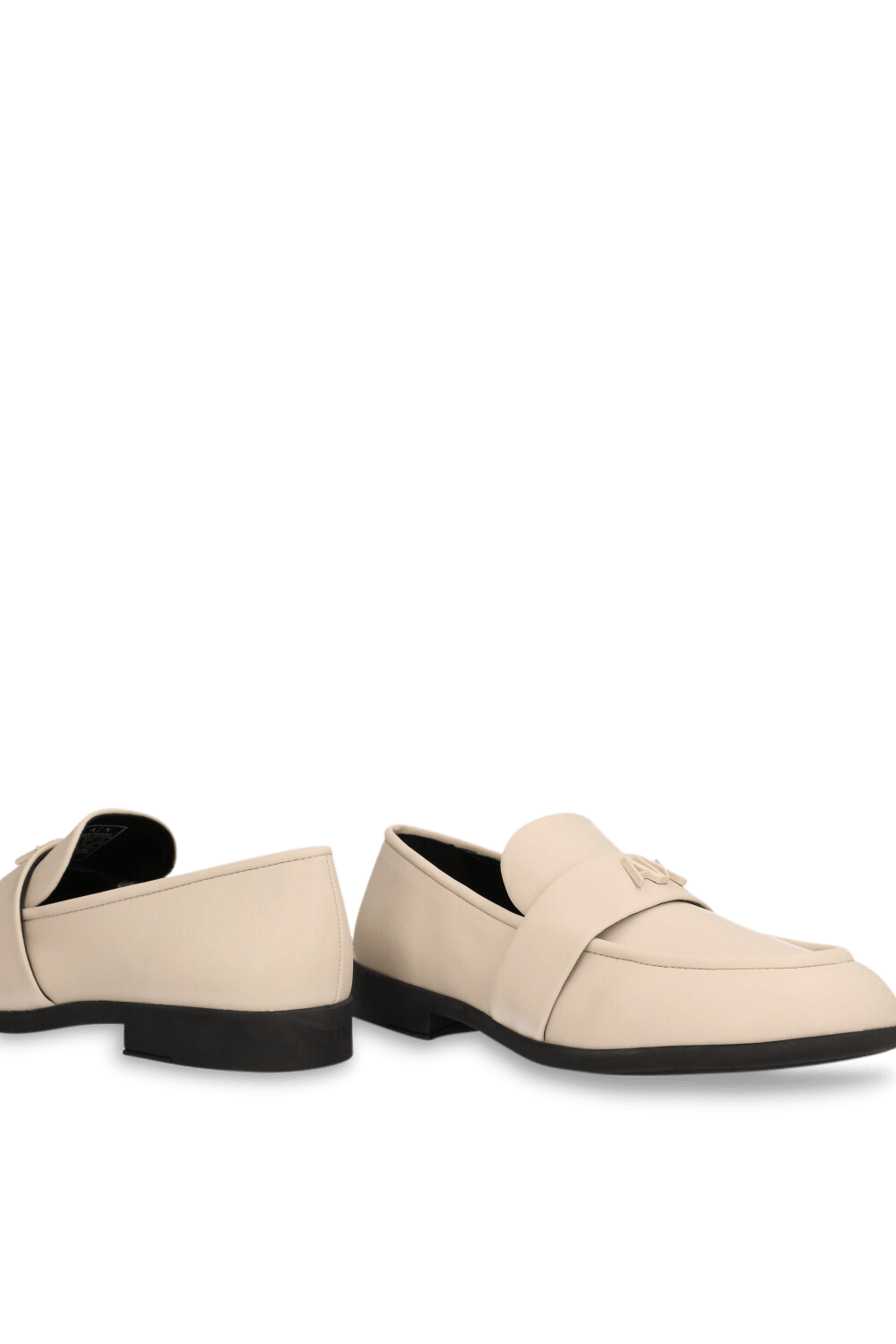 תמונת תקריב של נעלי מוקסינים