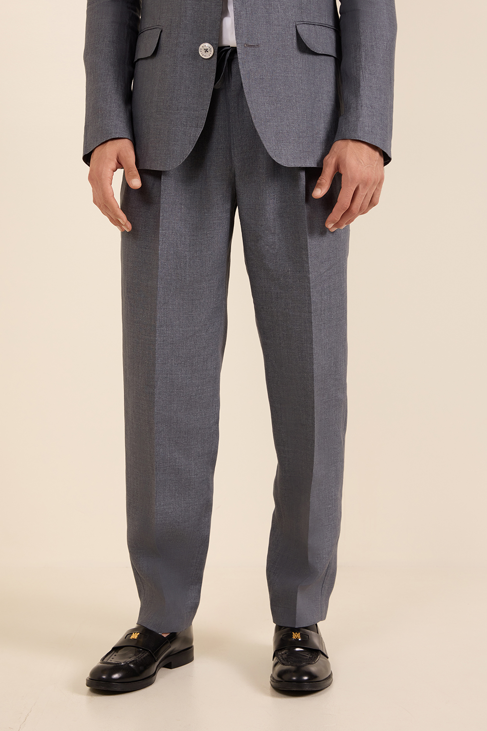 תמונת דוגמן קידמית של מכנסיים מחויטים פשתן