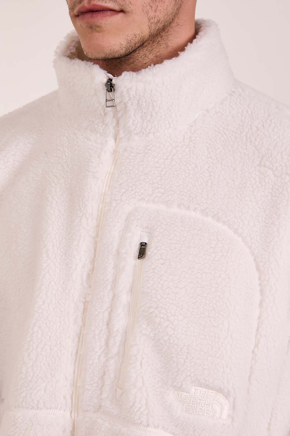 תמונת תקריב דוגמן של ז'קט פליז בגזרה משוחררת