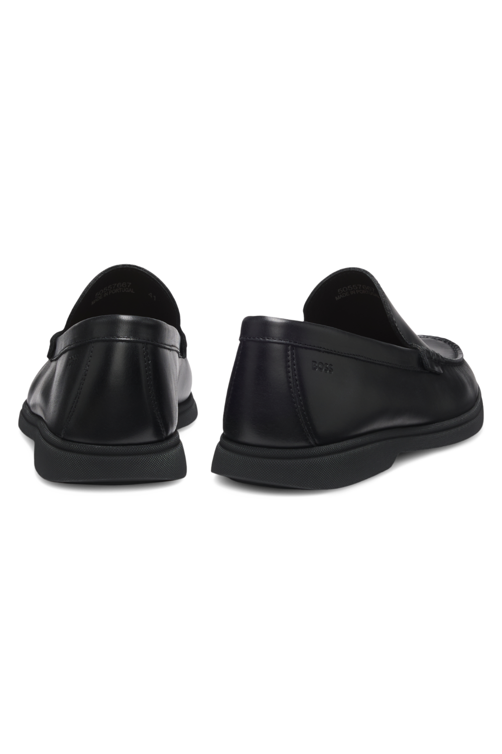 תמונת תקריב של נעלי מוקסינים עור