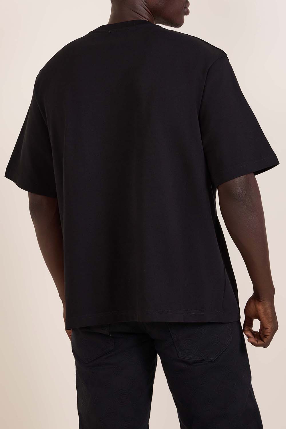 תמונת דוגמן אחורית של חולצת טי אוברסייז