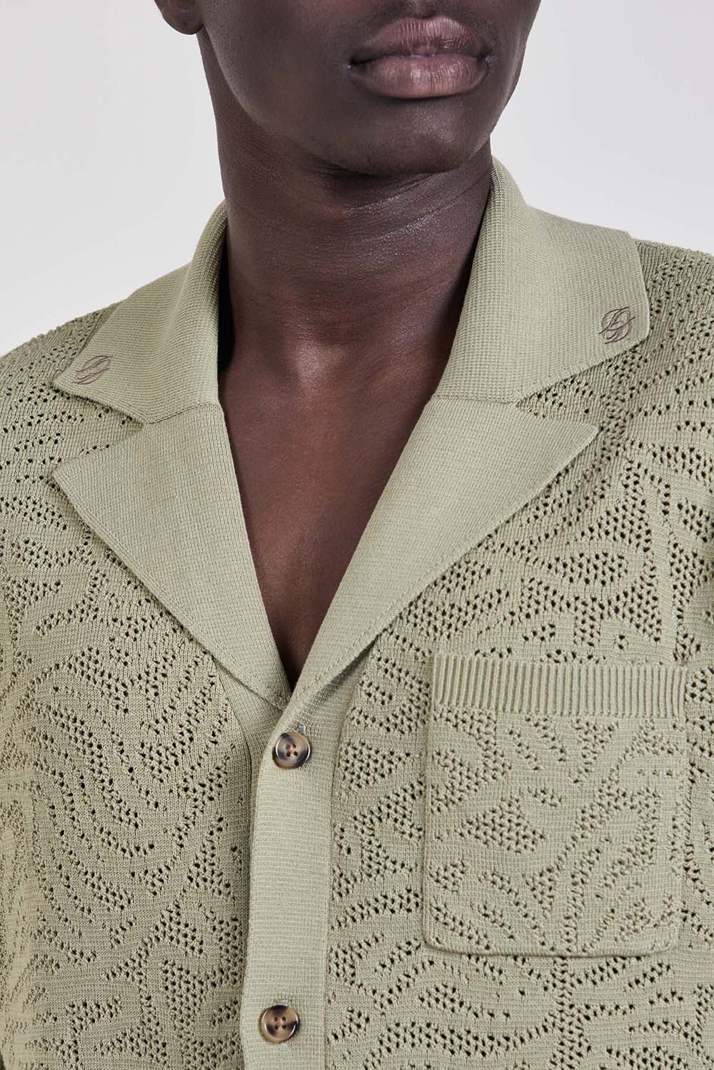 תמונת תקריב דוגמן של חולצת טי בגזרה משוחררת