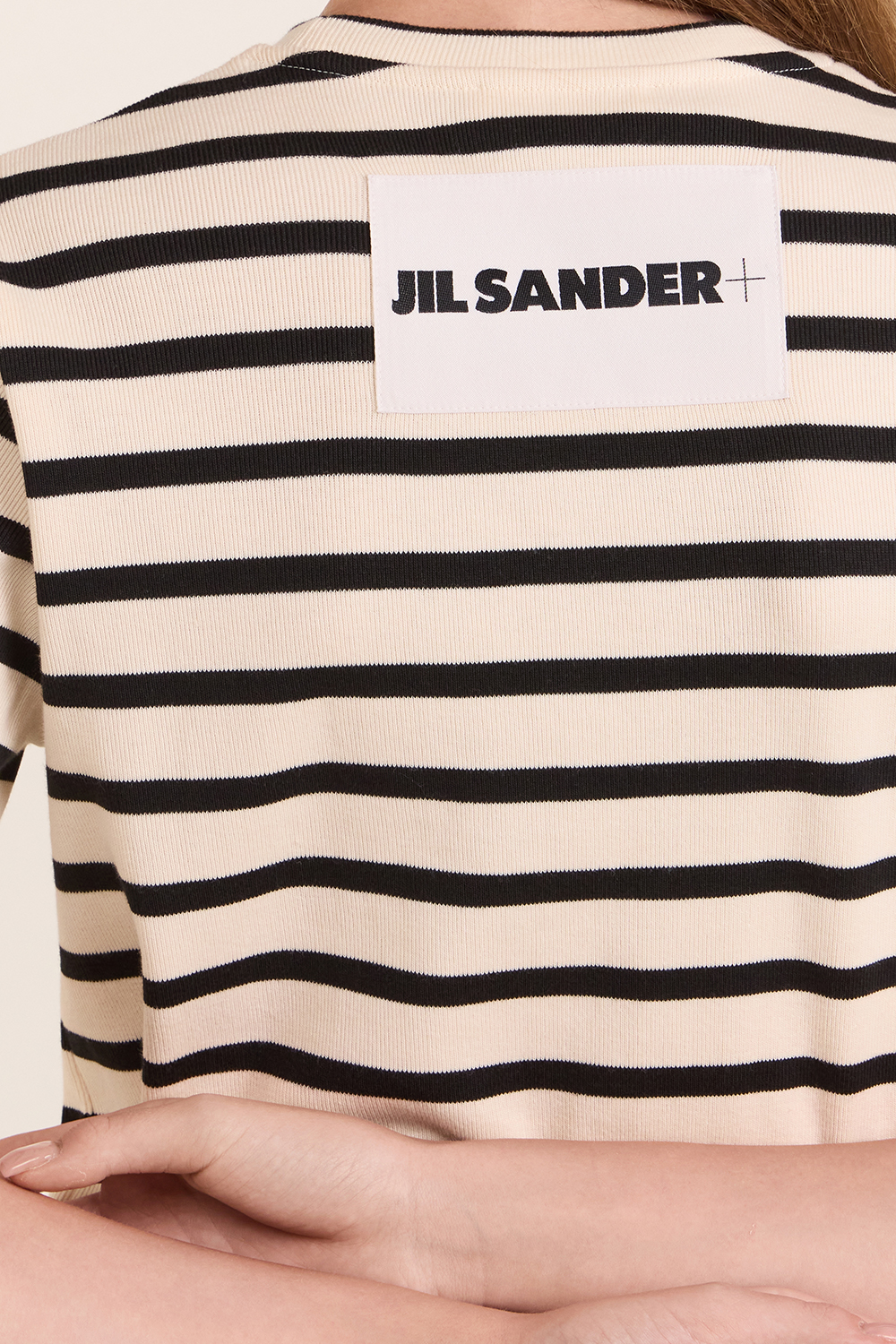 תמונת תקריב דוגמן של חולצת טי