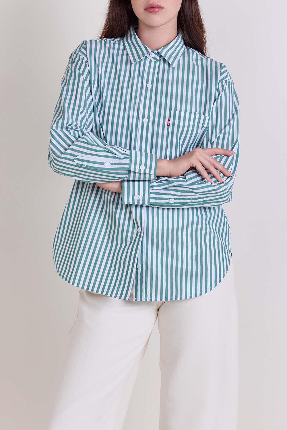 תמונת תקריב דוגמן של חולצה מכופתרת