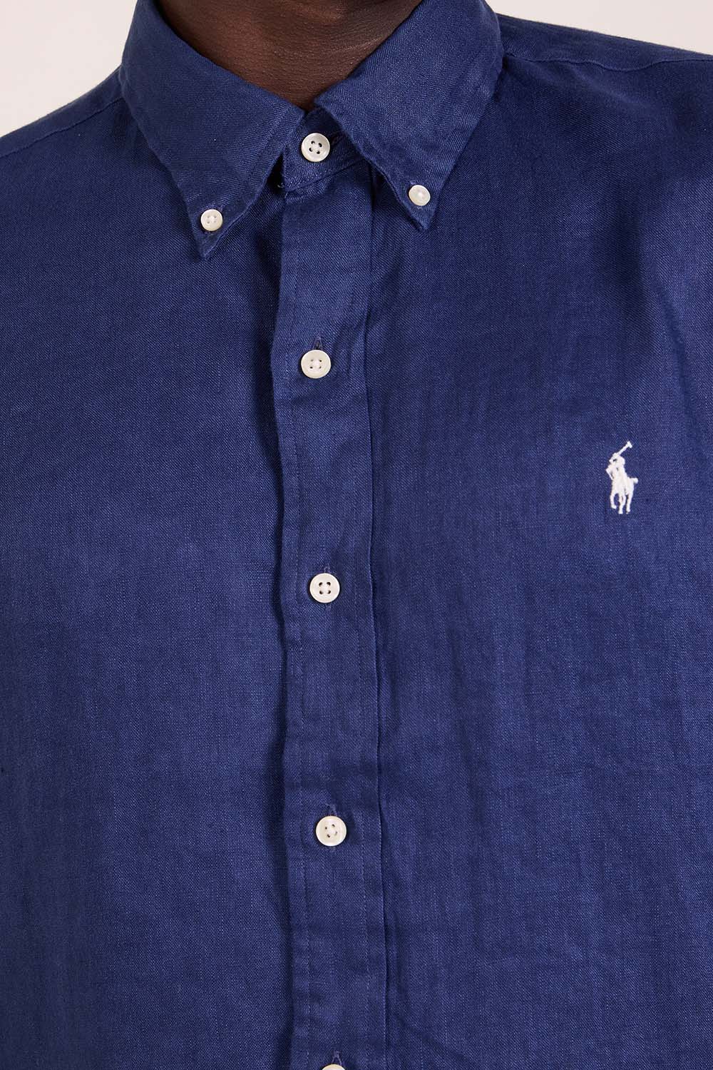 תמונת תקריב דוגמן של חולצה מכופתרת