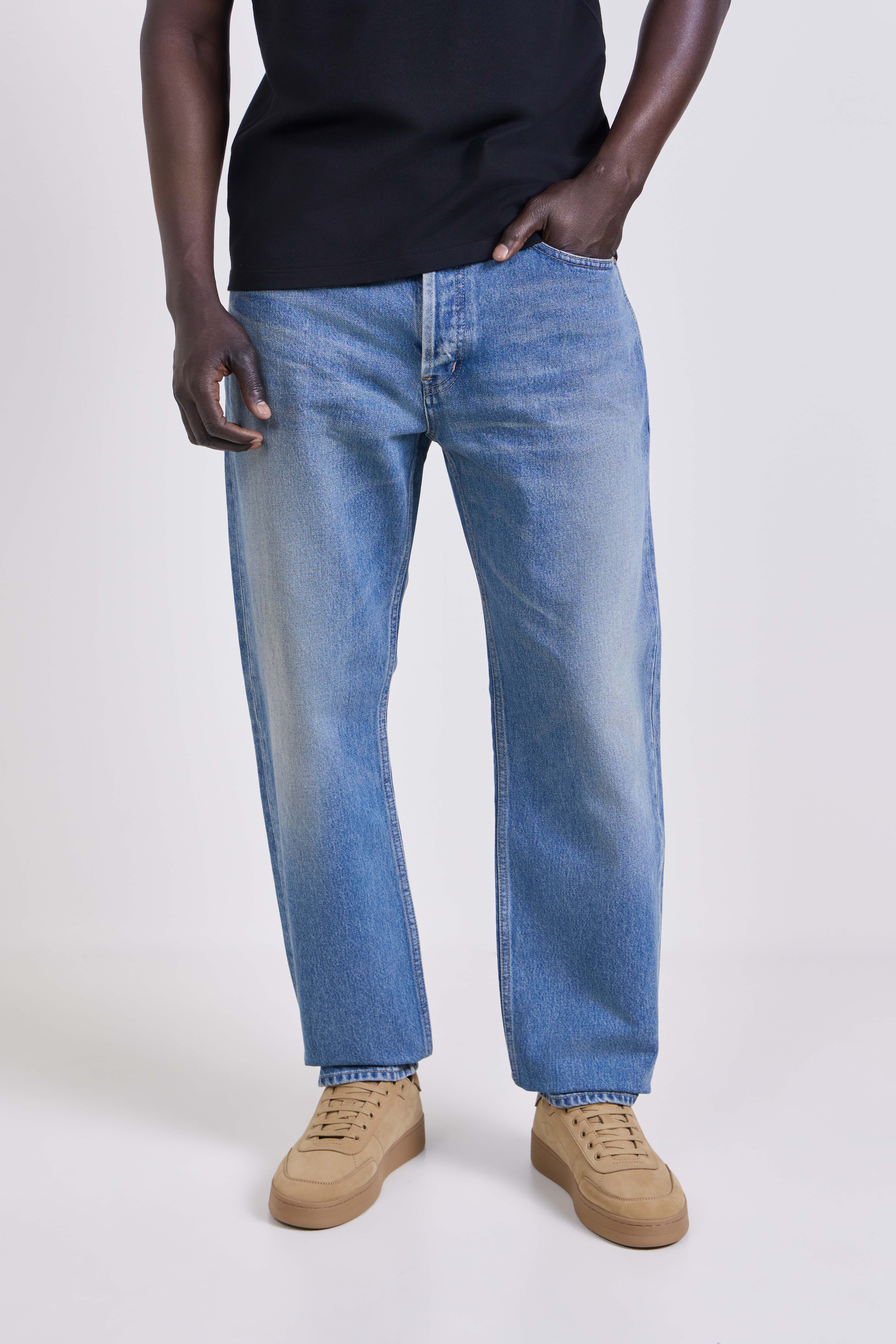 תמונת דוגמן קידמית של מכנסי ג'ינס בגזרה ישרה