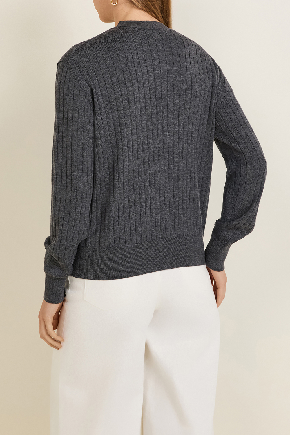 תמונת דוגמן אחורית של חולצת סריג