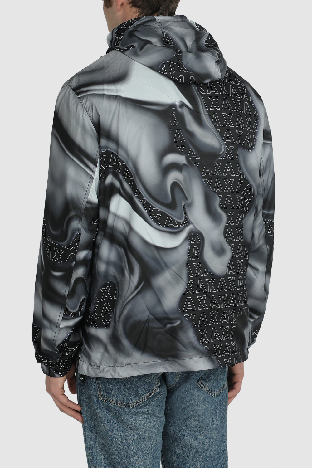 תמונת תקריב דוגמן של ז'קט ניילון דו צדדי