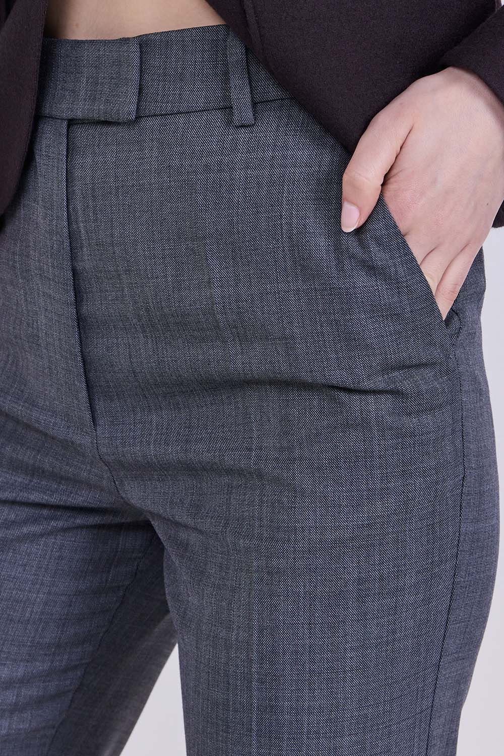 תמונת תקריב דוגמן של מכנסיים מחויטים