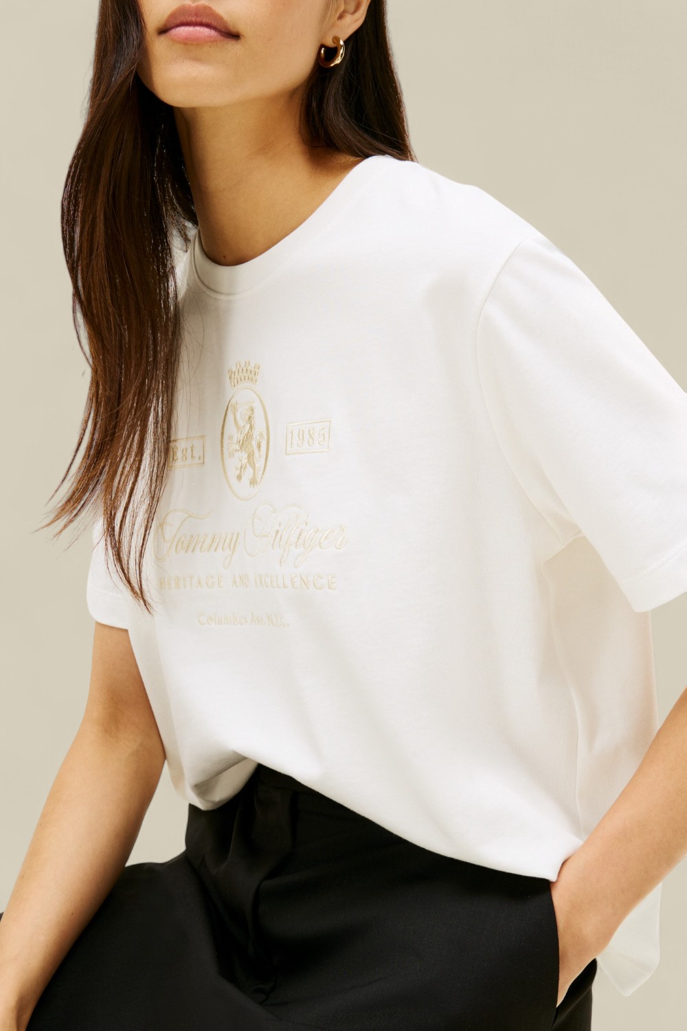 תמונת תקריב דוגמן של חולצת טי אוברסייז