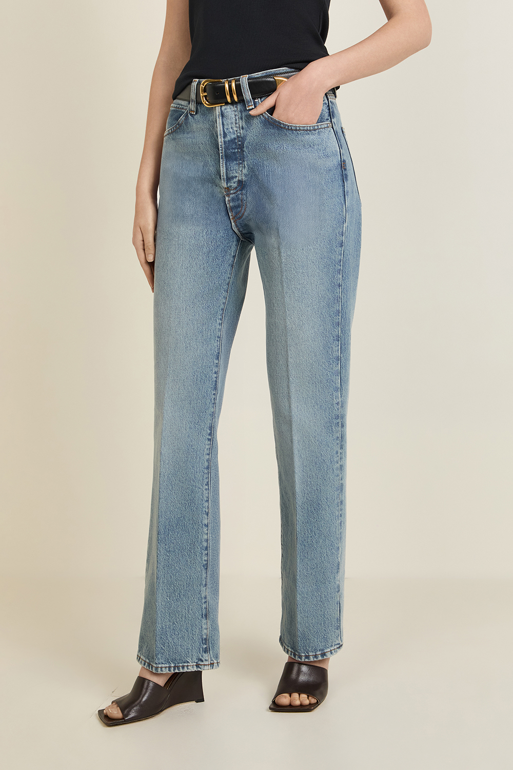 תמונת דוגמן קידמית של מכנסי ג'ינס בגזרה ישרה