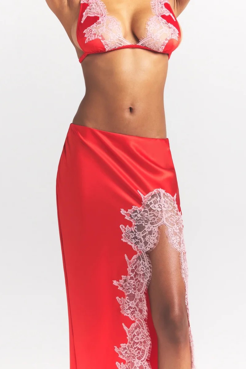 תמונת תקריב דוגמן של SLIP SKIRT