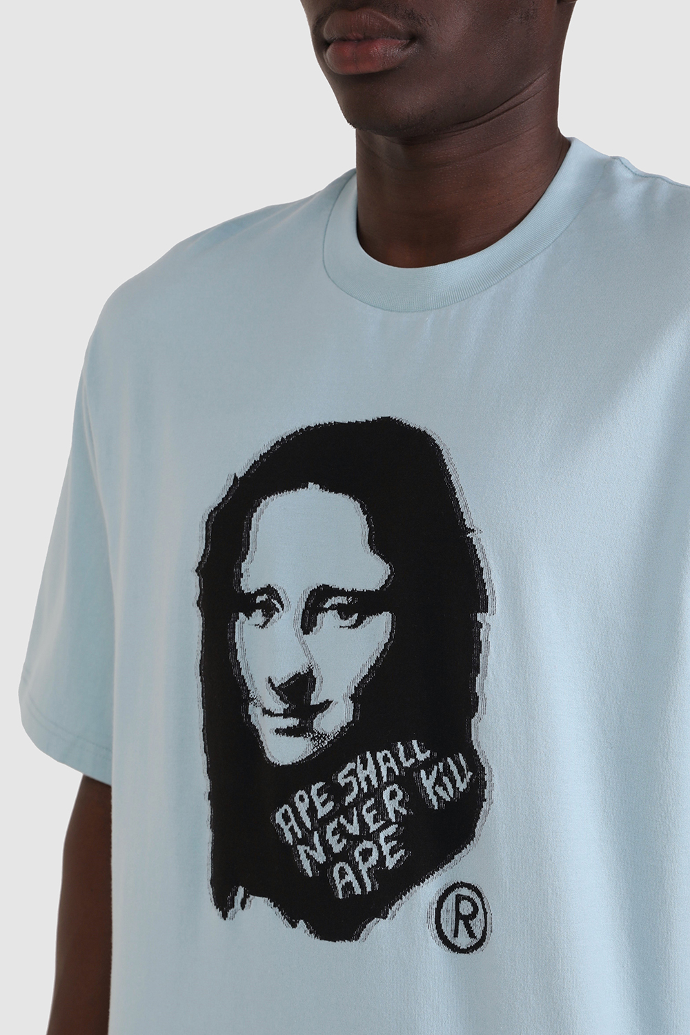 תמונת דוגמן אחורית של חולצת טי בגזרה נינוחה