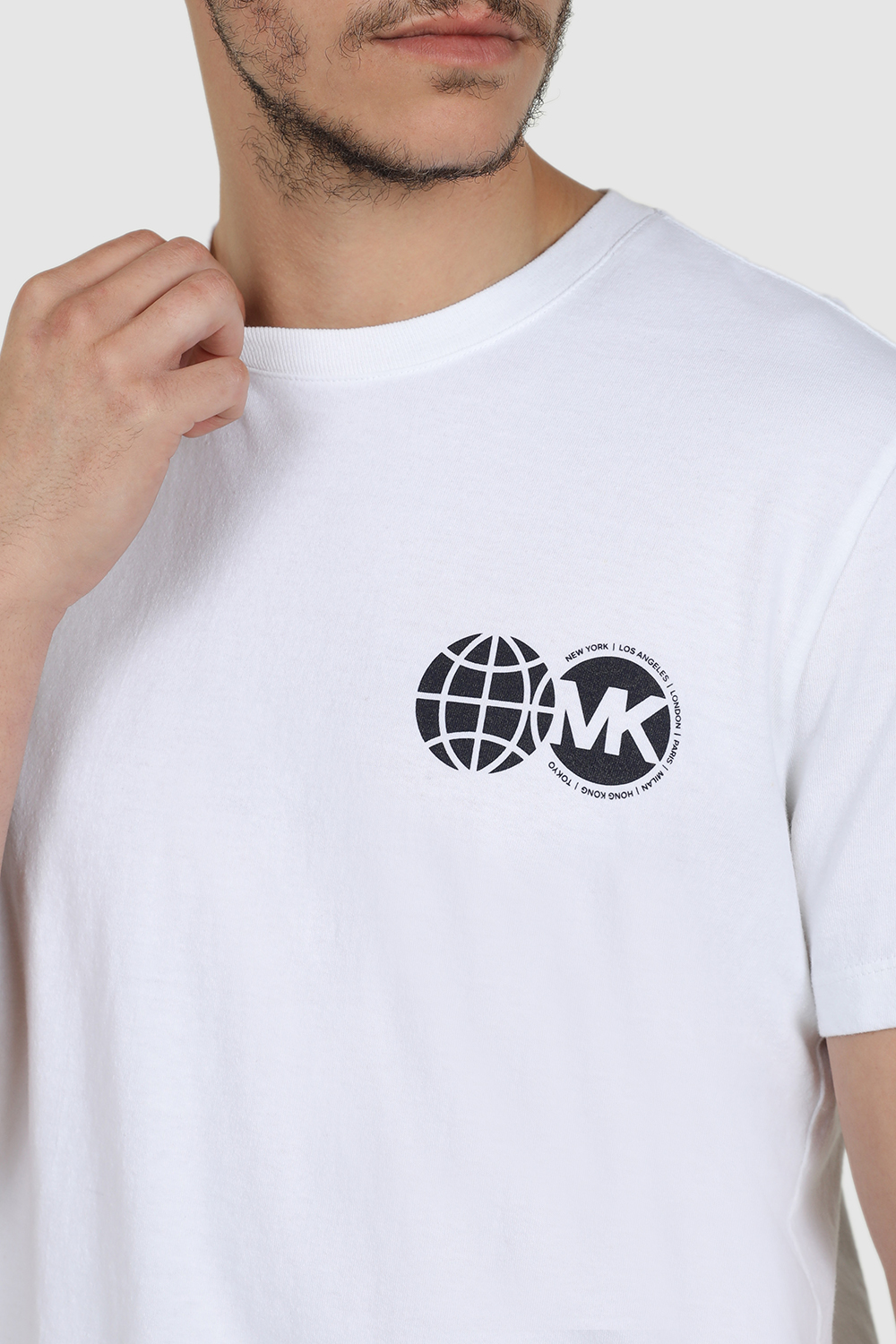 תמונת תקריב דוגמן של חולצת טי מכותנה ממוחזרת