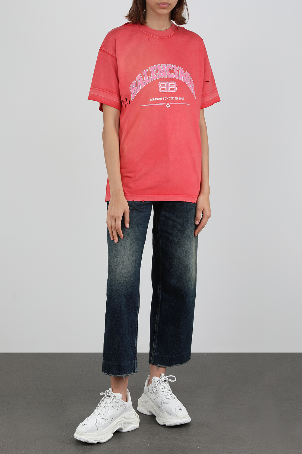 תמונת דוגמן קידמית של נעלי טריפל אס עם לוגו אול אובר בצבע לבן