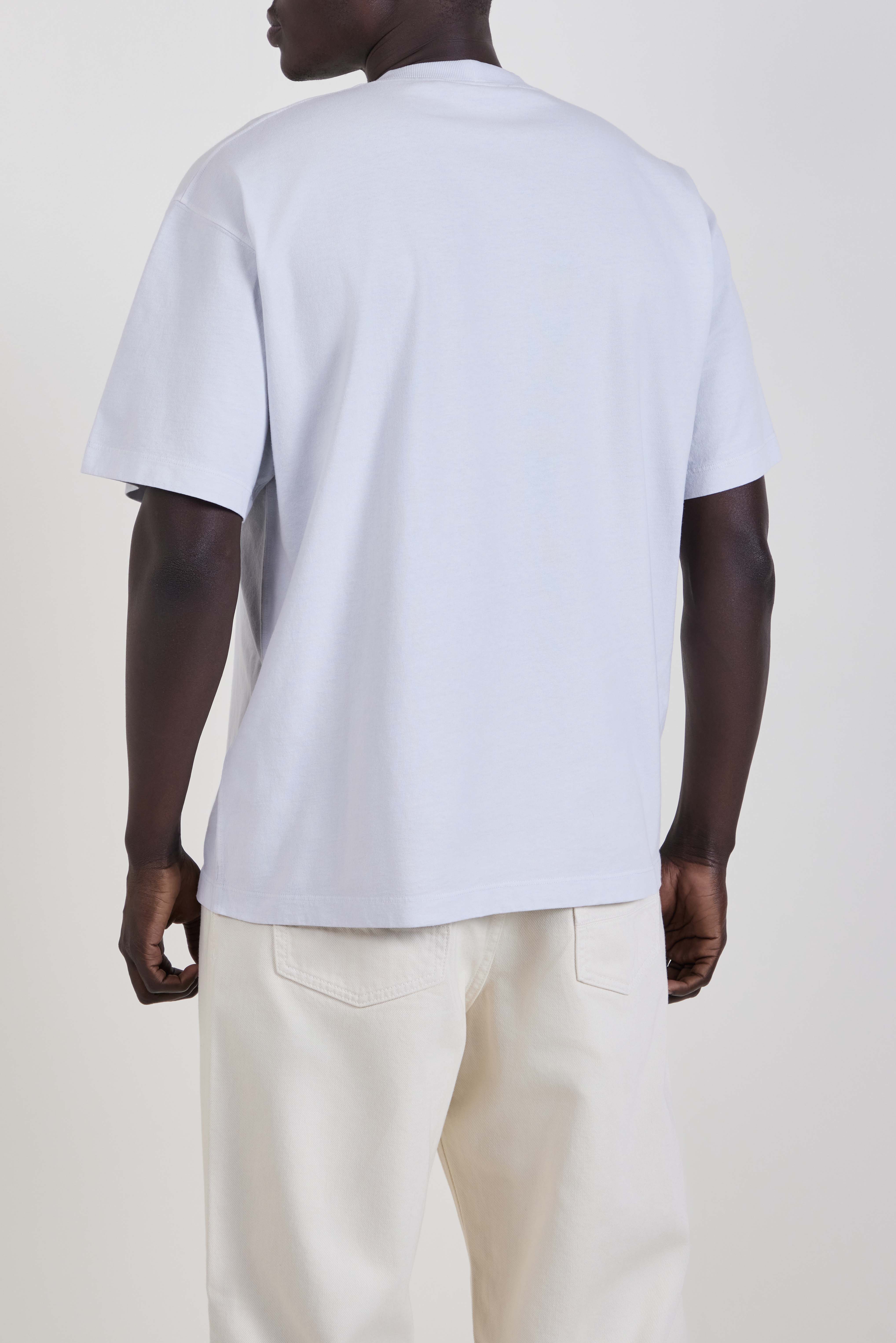 תמונת דוגמן אחורית של חולצת טי בגזרה ישרה