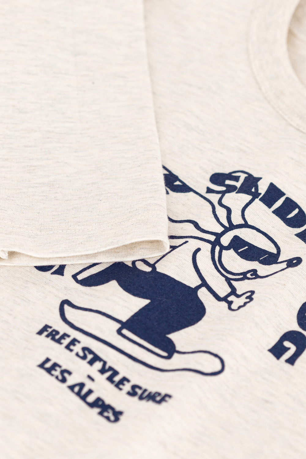 תמונת תקריב של חולצת טי עם שרוולים ארוכים והדפס כלב - גילאי 3-5 שנים