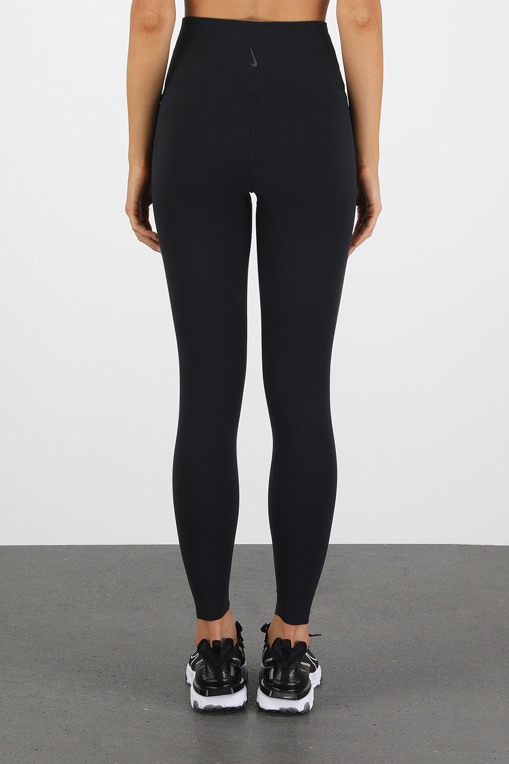 תמונת דוגמן אחורית של Nike Yoga Luxe Tights in Black