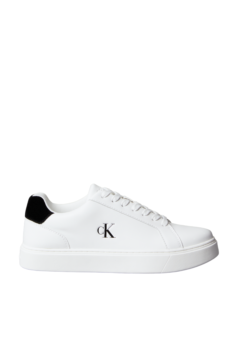 תמונה קידמית של נעלי סניקרס