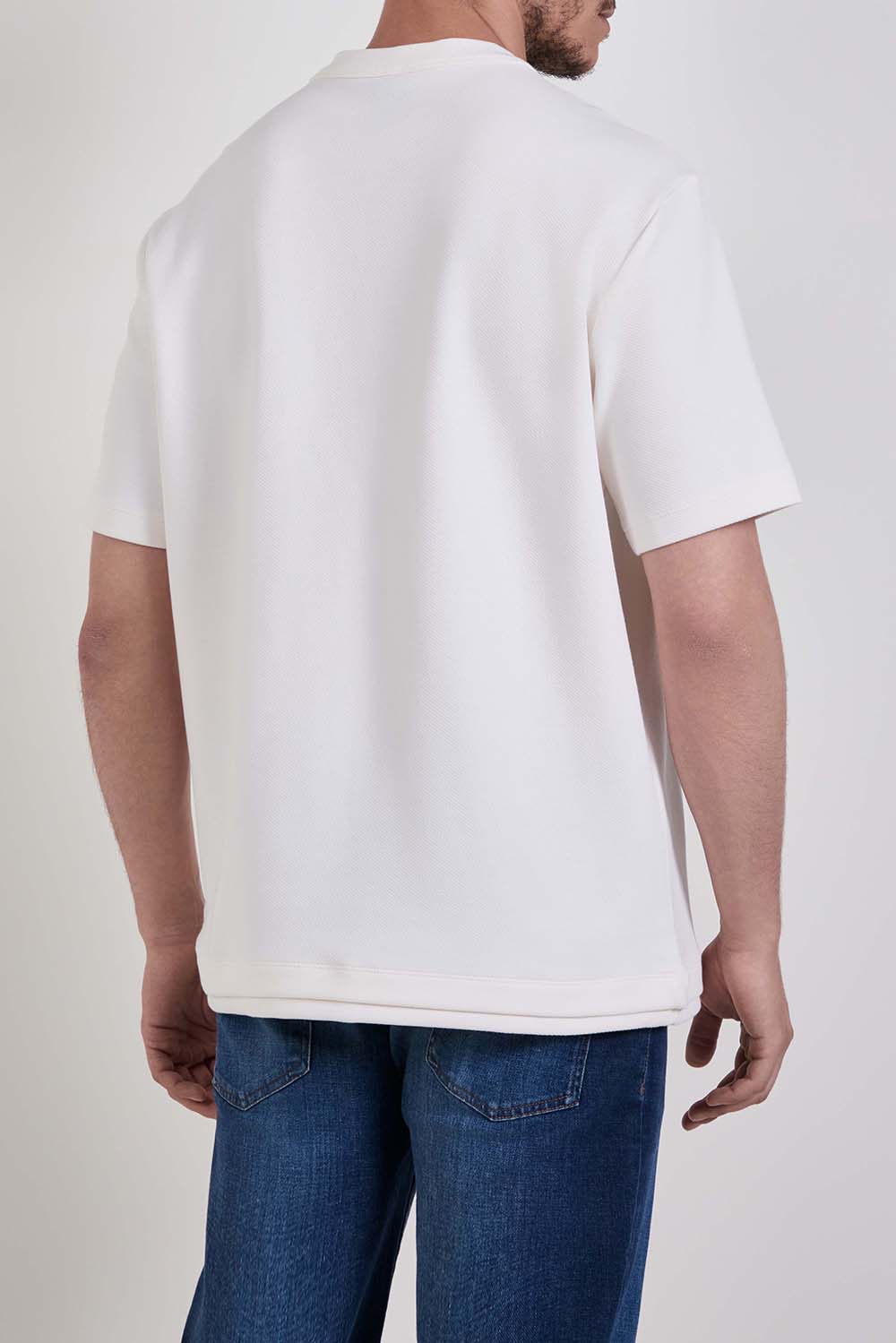 תמונת דוגמן אחורית של חולצת טי בגזרה ישרה