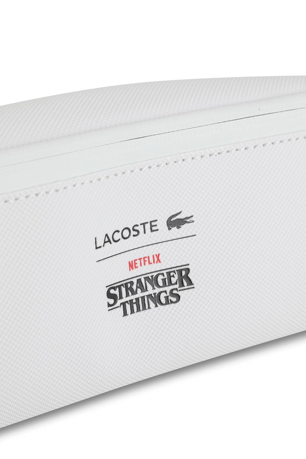 תמונת תקריב של לקוסט X נטפליקס תיק פאוץ' עם הדפס