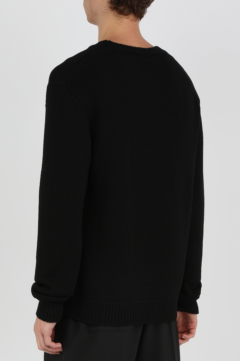 תמונת דוגמן אחורית של סוודר מרינו עם לוגו רקום מצמר