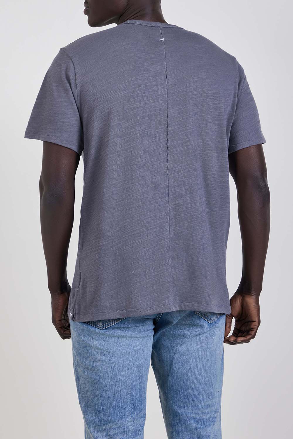 תמונת דוגמן אחורית של חולצת טי