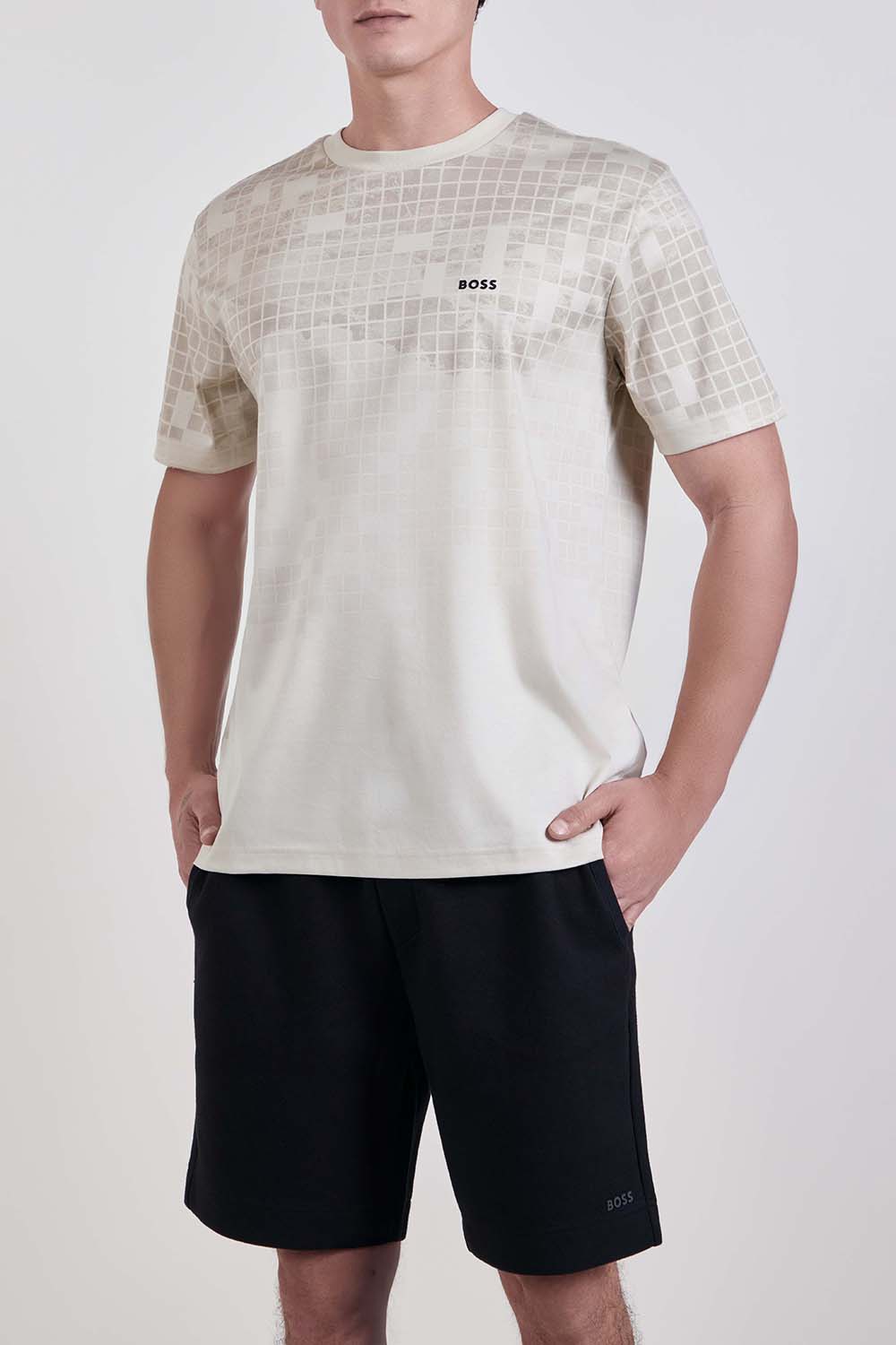 תמונת דוגמן קידמית של חולצת טי בגזרה משוחררת