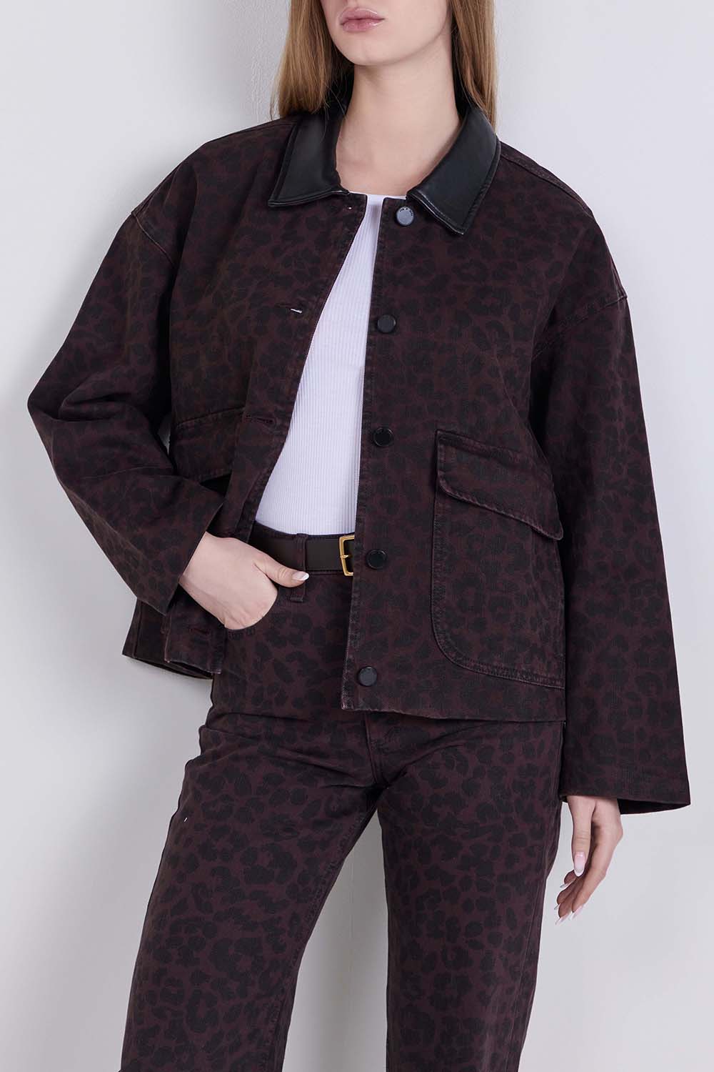 תמונת דוגמן קידמית של ז'קט בהדפס מנומר