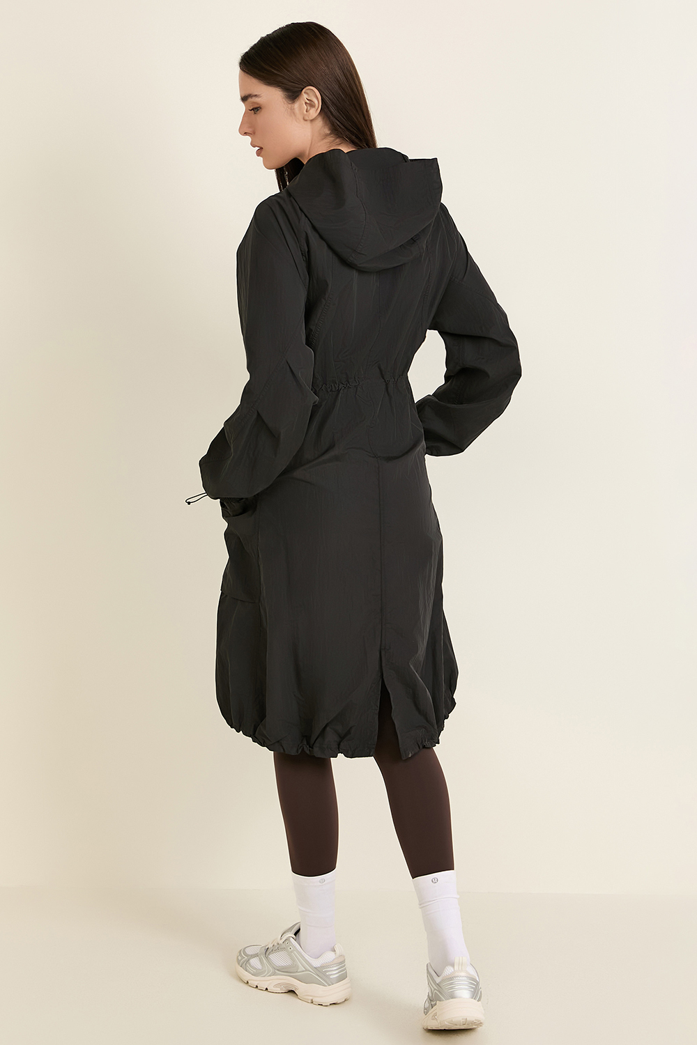 תמונת דוגמן אחורית של Lightweight Woven Long Jacket