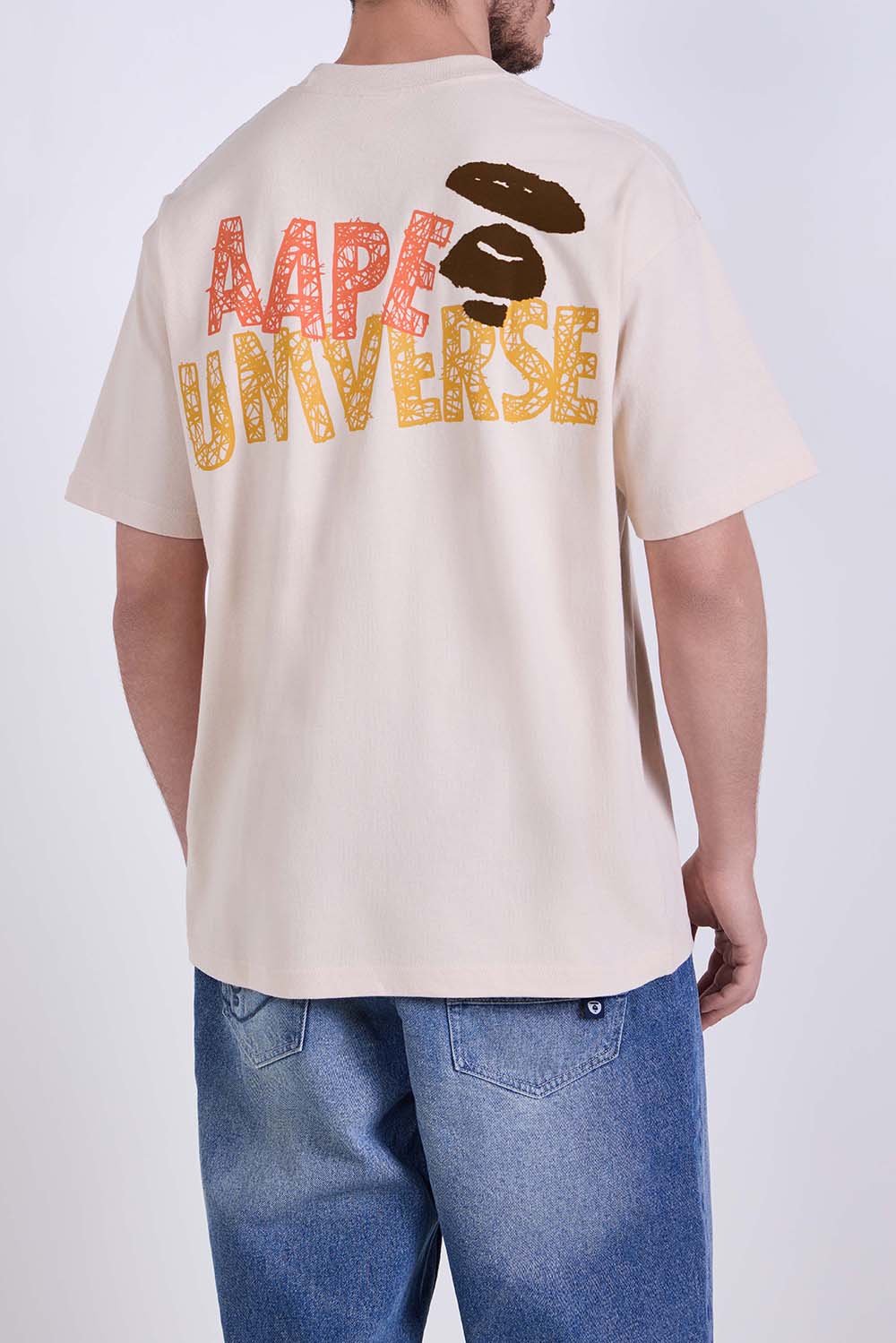 תמונת דוגמן אחורית של חולצת טי בגזרה ישרה