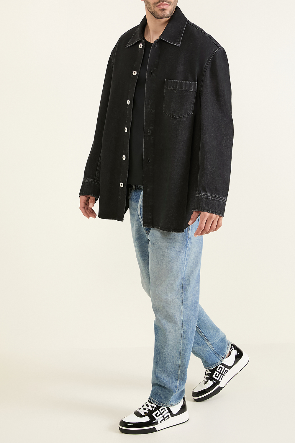 תמונת דוגמן קידמית של נעלי סניקרס