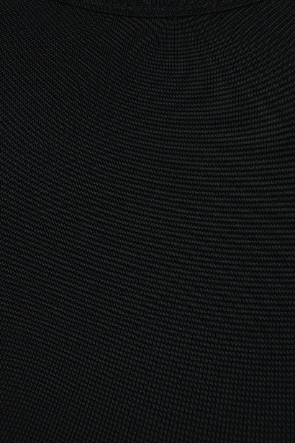 תמונת תקריב של בגד ים שלם שחור עם לוגו